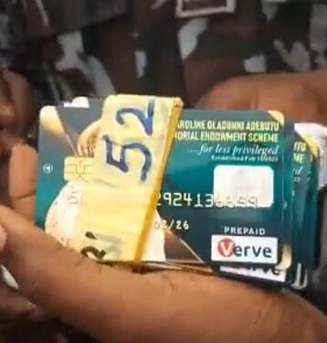 Alleged Party Agent Arrested By Police Officers With More Than 300 PVCs, Atms And Different Polling Unit Party Agents Tags at Agbado Ogun State (Video)