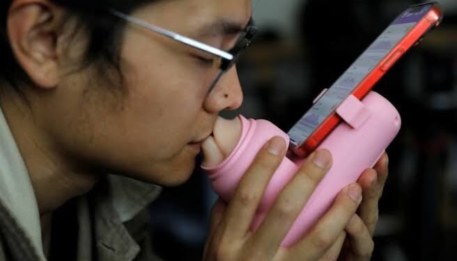 Chinese Startup Invents Long-distance Kissing Machine To Combat Loneliness (Video)