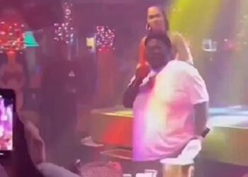He Proposed To His Girlfriend In Public, She Rejected Him, Then This Shocking Thing Happened (Video)