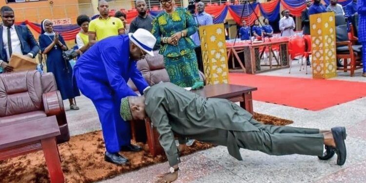 Nigerians React As APC Governor Lies Flat To Greet Afe Babalola (Photos & Comments)