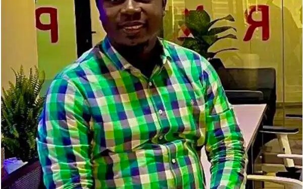 Nigerian Man Praised On Social Media For Using His Car to Give Random People Free Ride to Work Daily (Photo)