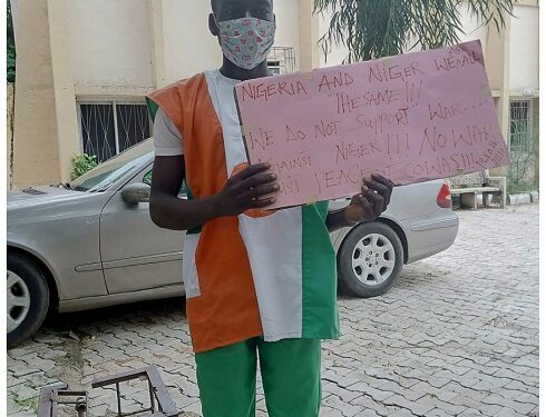 Kano Man Protests Against President Tinubu’s Plan to Invade Niger Republic (Photo)