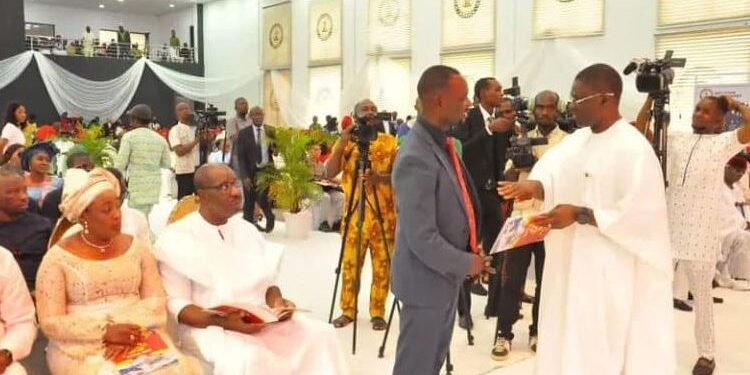 Drama As Security Aide Blocks Shaibu From Greeting Obaseki (Photos)