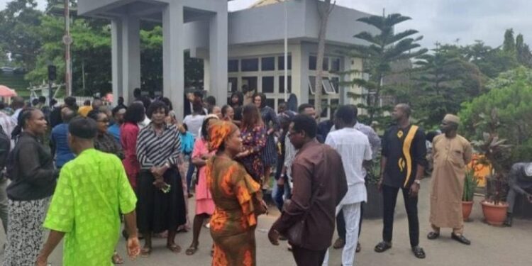 Nigerian Workers Protest At Ministry Of Works After Umahi Locked Them Out For Lateness