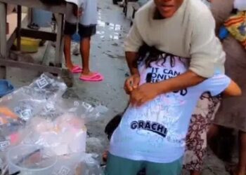 Lady Surprises Mother After Graduation, Storms Market to Appreciate Her (Video)