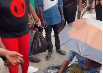 Nigerian Lady Attacks ‘Lazy’ Woman Using Her Three Children to Beg for Money (Video)
