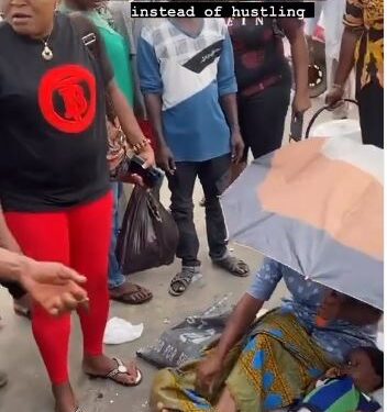 Nigerian Lady Attacks ‘Lazy’ Woman Using Her Three Children to Beg for Money (Video)