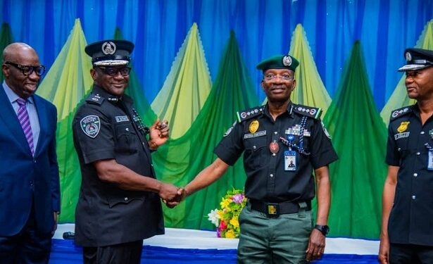 IGP Decorates 12 AIGs, 19 CPs (Photos)