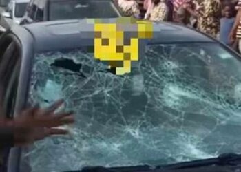 Drama As Men Engage In Road Rage As They Break Each Other’s Windscreens (Video)