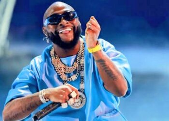Reactions as Davido Leads Team In Prayers Before Performance in Australia (Video)