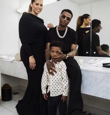 Wizkid Causes Stir After Surprise Visit to Lagos Beach Alongside Babymama, Jada P and His Sons (Video)