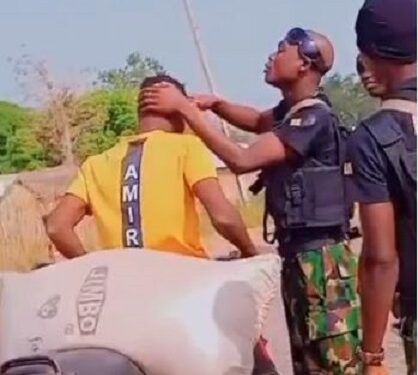 “Some Rules Are For The Poor” – Nigerians React As Soldiers Are Spotted Using Scissors to Cut Hair of Motorists (Video & Comments)