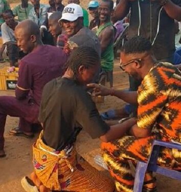 Reactions As Lady Wears Wrapper, T-Shirt And Crocs For Traditional Marriage (Video)