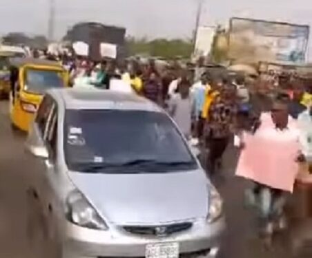 We Are Hungry! – Ogun Residents Stage Peaceful Protest Over Prevailing Economic Hardship (Video)
