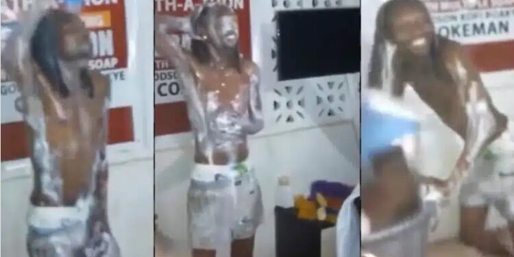 Bath-A-Thon: Reactions As Man Set To Bath For 25 Days To Set Guinness World Record (Video & Comments)
