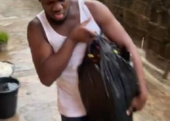 Man Carries Little Daughter In Nylon Bag To Shield Her From The Rain (Video)