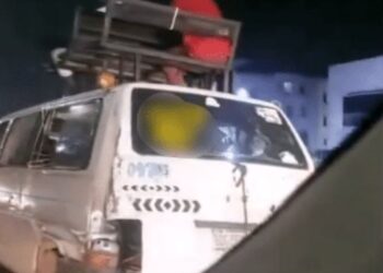 Netizens React As Passengers Are Spotted Sitting On Top A Moving Bus In Lagos (Video)