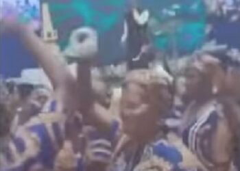 Yahoo Boys Spray Cash On A Pastor During Church Service (Video)