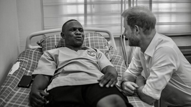Prince Harry Visits Wounded Soldiers In Kaduna Military Hospital (Photos)