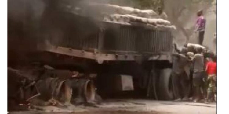 Watch The Video Of Youths Stealing Bags Of Cement From A Burning Truck In Benue