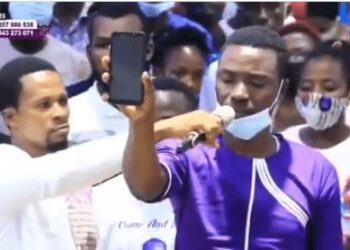 Moment Pastor Commanded Credit Alert From Heaven to Man’s Phone During Miracle Service (Video)
