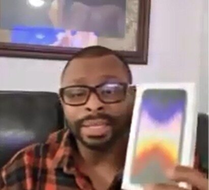 Man Angry After Lady Rejects Iphone SE Gift He Bought For Her (Video)
