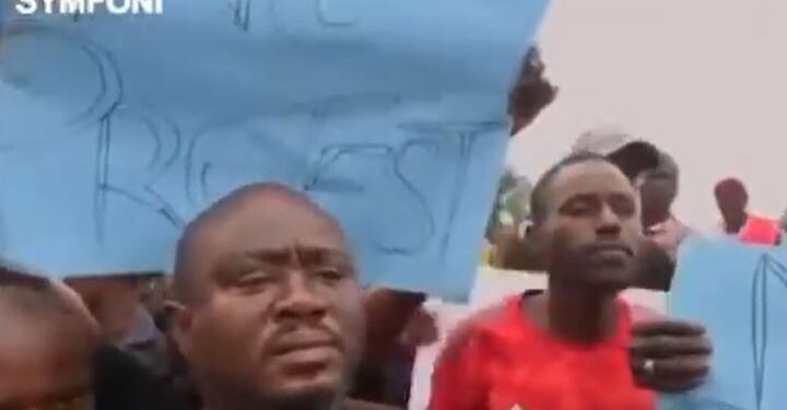 See The Moment Pro-Govt Protester Appealed To Journalist Not To Air His Interview After Failing To Defend Govt Policies (Video)