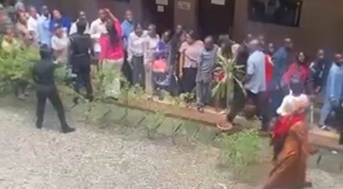 Long Queue Seen At Head Of Service Office As Civil Servants Struggle For FG’s N40,000 Bag Of Rice (Video)