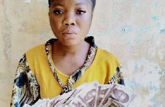 Woman Arrested For Using Fake Naira Notes To Buy Food Items in Osun