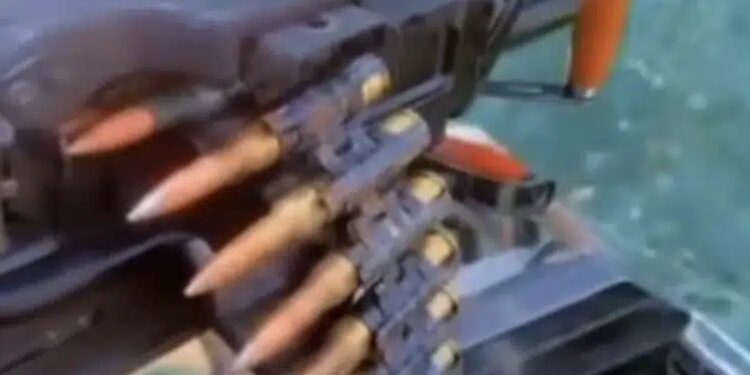 “We Go Chosen Your Head” – Soldier With Machine Gun Dares Lord’s Chosen Members (Video)