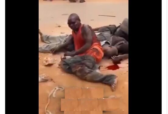 Angry Mob Burn Suspected Kidnappers Alive In Edo (Video “Viewers Discretion”)