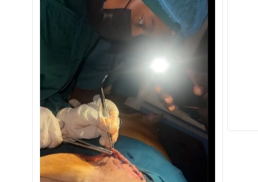 Assistant Surgeon Uses Phone Torchlight During Surgery After Blackout