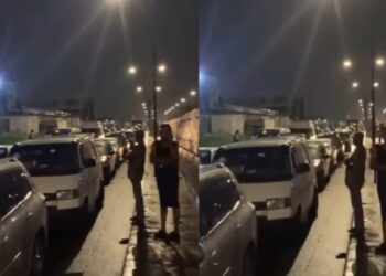 Nigerian Man Cries Out As He And Others Are Left Stranded In Traffic For Over 1 Hour After Security Agents Blocked Major Road For A VIP (Video)