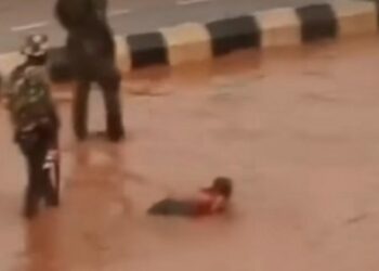 Nigerian Soldiers Force Driver to Swim In Muddy Water In Enugu After His Vehicle Splashed Water on Them (Video)