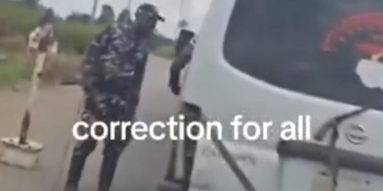 Senior Police Officer Confronts His Colleague After Seeing Him Extorting A Commercial Driver (Video)