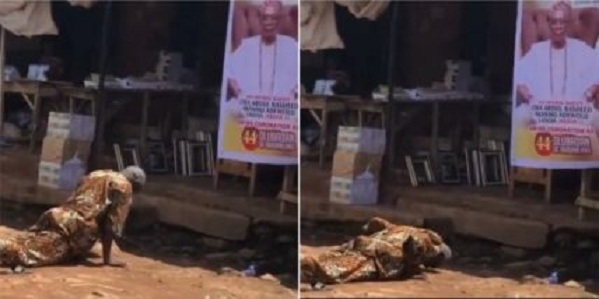 Elderly Man Prostrating Before Olubadan Ladoja’s Banner Trend Online (Photos)