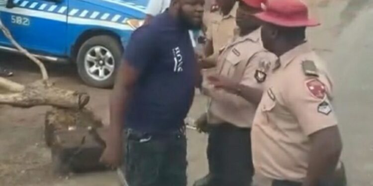Driver Filmed The Moment FRSC Officer Was Flogged During Traffic Stop (Video)