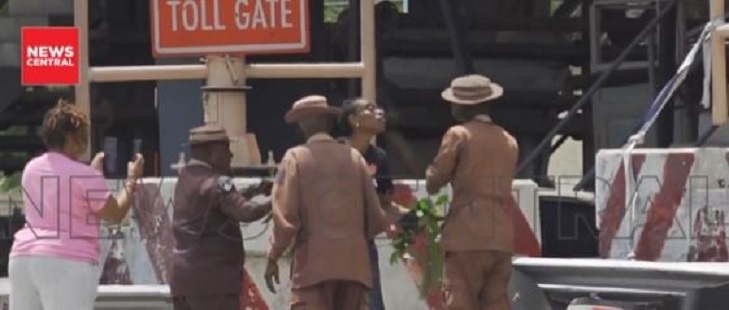 EndSARS Memorial: Security Officers Stop Activist From Laying Flowers at Lekki Toll Gate (Video)