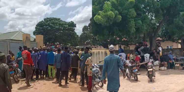 Residents Alarmed As Truckloads Of Suspected Herders Flock To Kwara Border Communities For INEC Registration (Video)