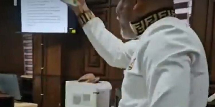 Watch The Moment Nnamdi Kanu Lashes Out, Blasts Judge In Court (Video)