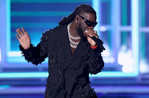 Burna Boy Kicks Couple Out of His Concert For Sleeping During His Performance (Video)