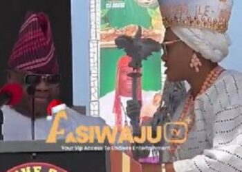 Tension As Nigerian First Lady, Remi Tinubu Threatens To Switch Off Gov Adeleke’s Microphone For Singing At Event (Video)