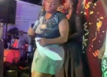 Nigerian Singer, Teni Stuns Fans With Dramatic Weight Loss On Stage (Video)