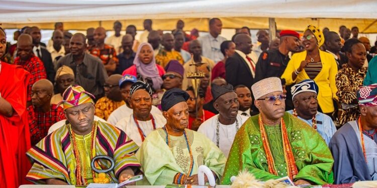 Watch The Moment Olubadan Snubs Alaafin’s Handshake At Ibadan Event (Video)