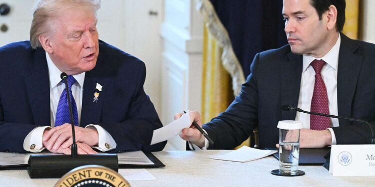 The Moment Donald Trump Committed Blunder And Accidentally Read Private Note Out Loud (Video)