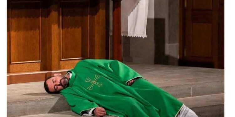 Catholic Priest Collapses And D!es In Front Of Congregation While Walking To Tabernacle To Return Holy Communion