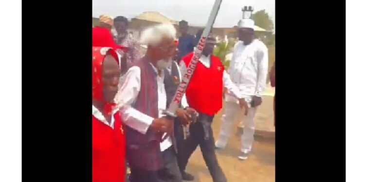 Watch The Moment Wole Soyinka Led Members Of The Pyrates Confraternity Men To Honour Late Biodun Jeyifo (Video)