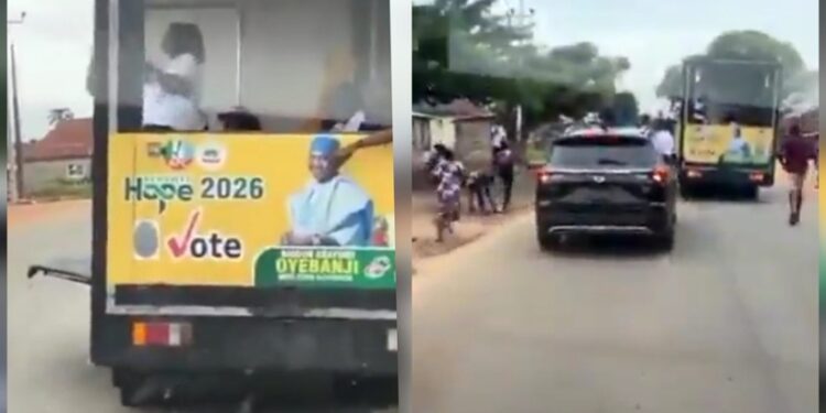 Watch The Moment APC Throws Loaves Of Bread To People On The Road in Ekiti (Video)