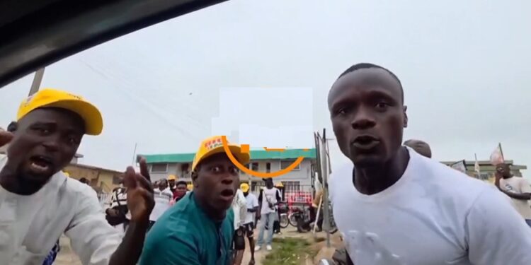 “We Collected Their Money And Still Did Not Vote For Them, Used The Money To Eat Fresh Tilapia And Vegetables” – Voters Boast in Osogbo (Video)