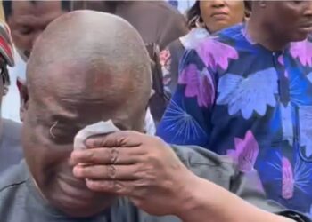 Yinka Quadri Breaks Down In Tears As Ogogo Is Buried In Ilaro (Video)